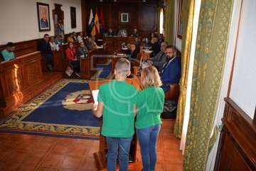Luna y Dahelire claman por la paz en el mundo desde el Pleno de Telde (Foto TA)